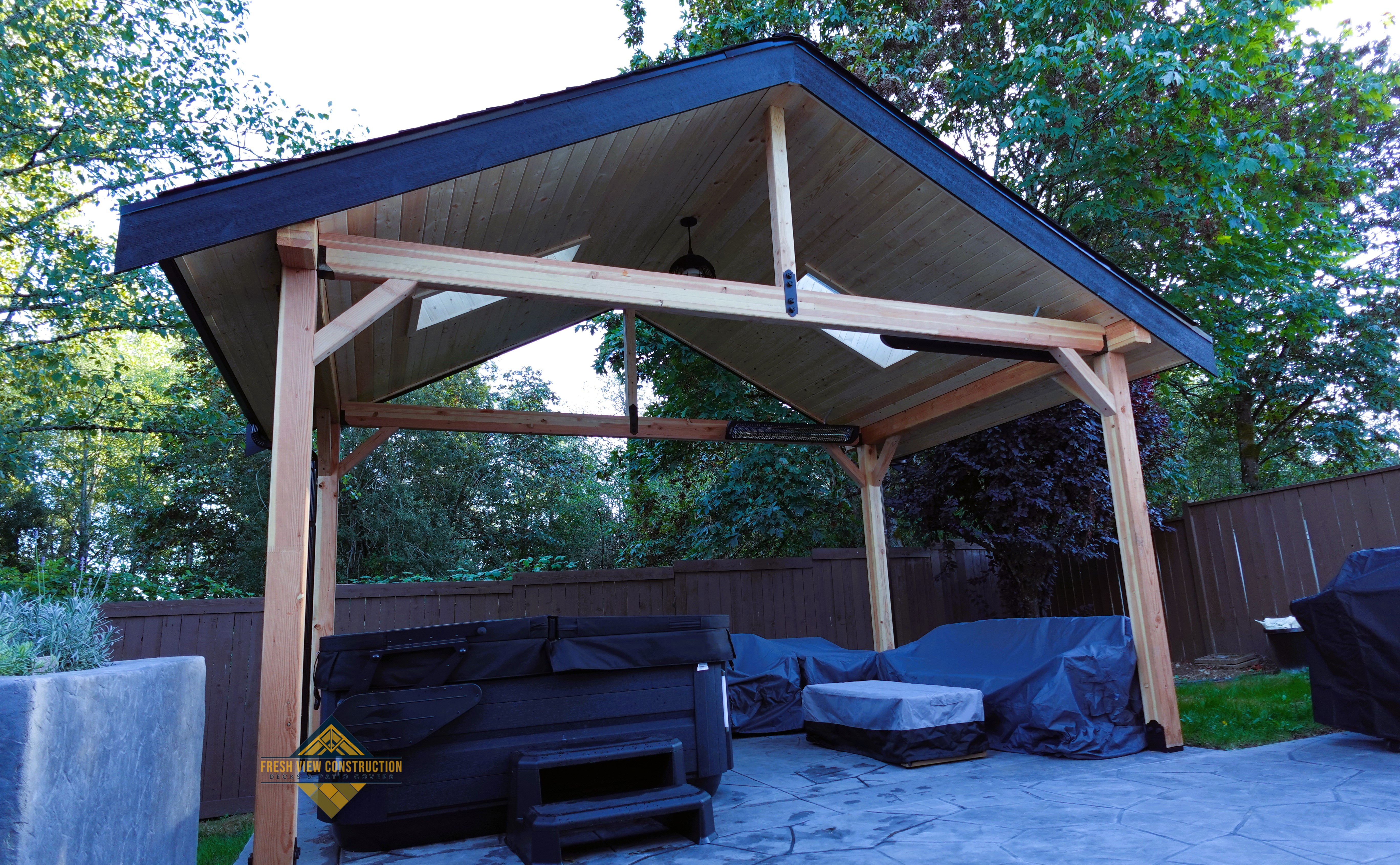 Centered pendant light feature