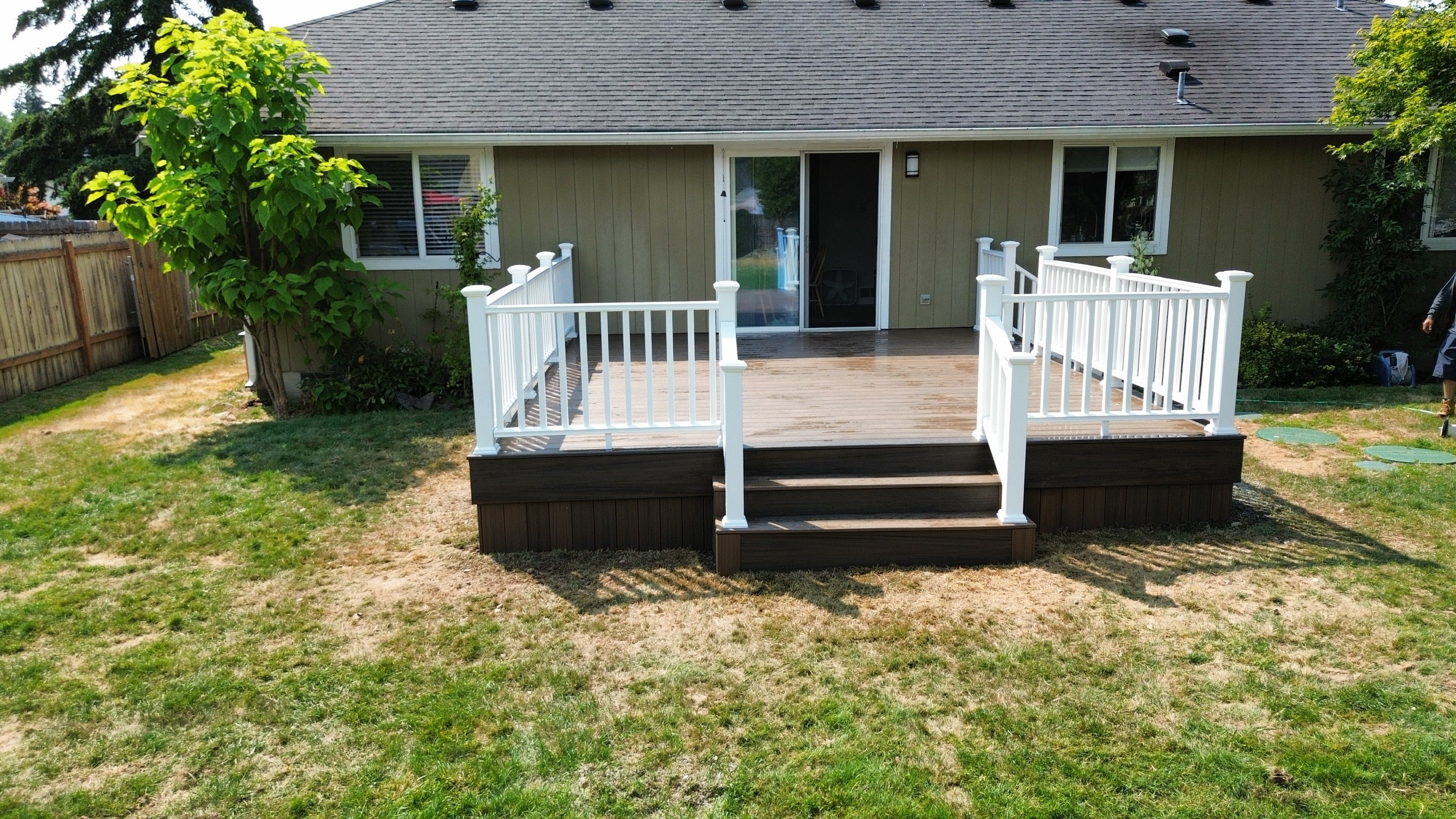 Completed Trex Toasted Sand deck with Coastal Bluff picture frame and skirting